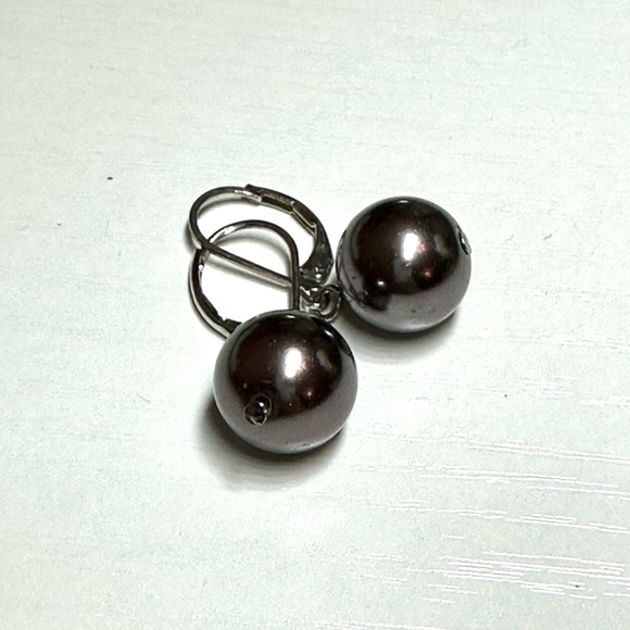 PEARL HOOK EARRINGS - Picture 2 of 3